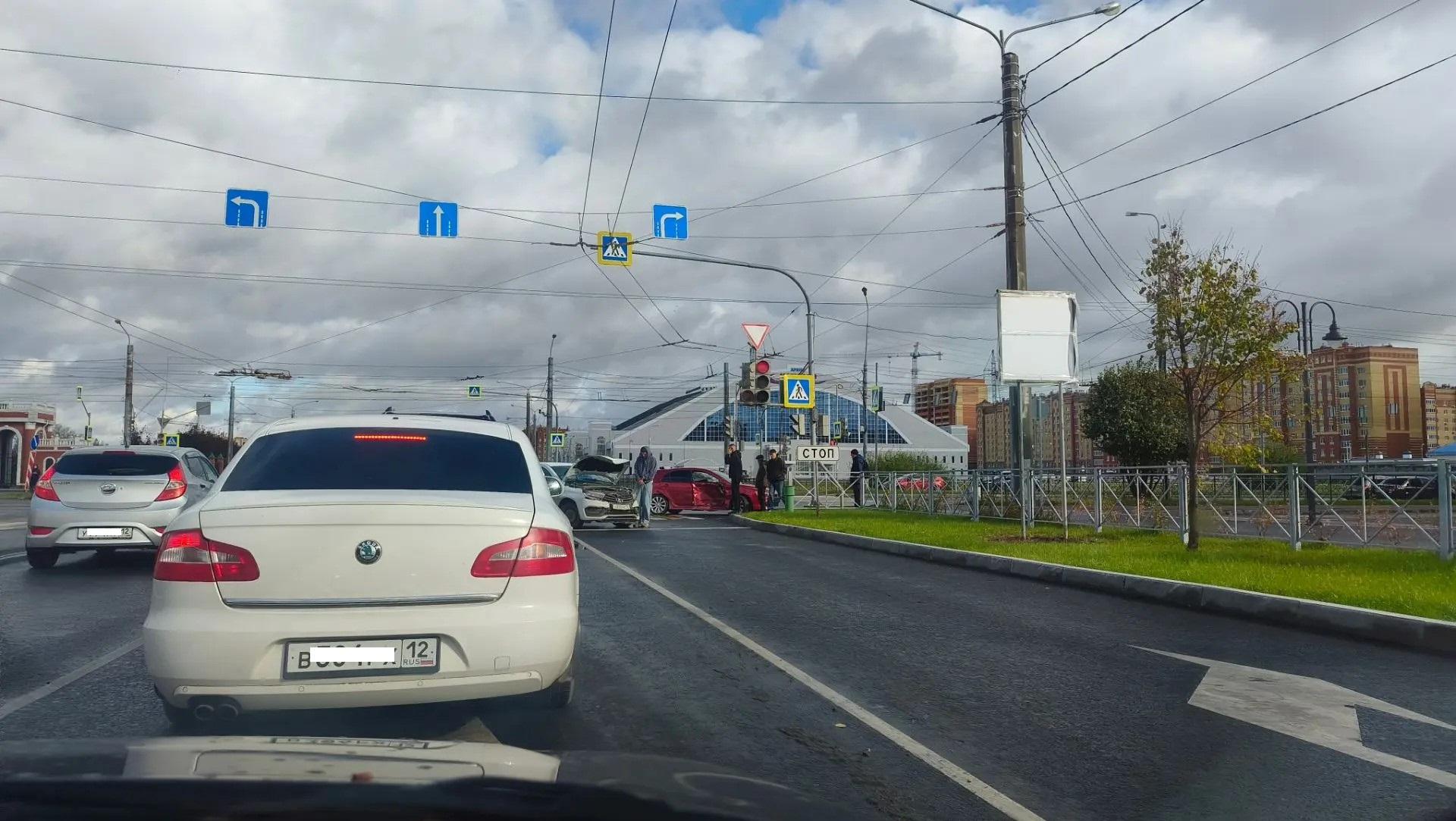 В Йошкар-Оле на оживлённом перекрёстке произошло ДТП