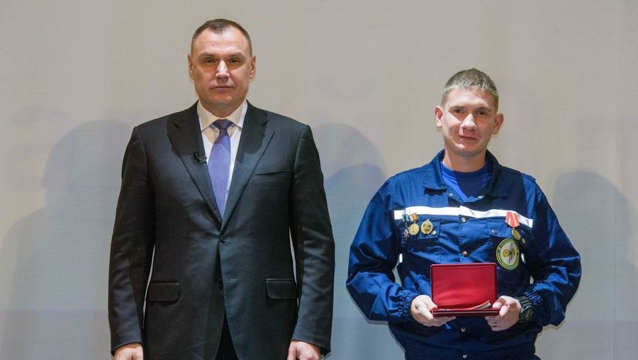 Марийского спасателя наградили за спасение погибавшей в ледяной воде девушки