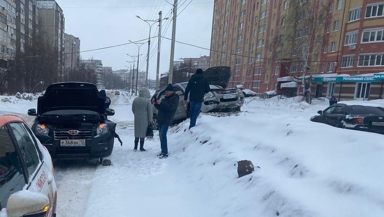 В Йошкар-Оле Geely «забросил» Kia на сугроб