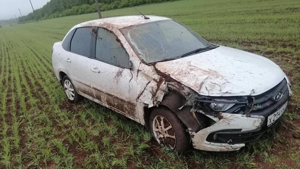 В Марий Эл пьяный водитель ночью на «Ладе Гранта» вылетел в поле