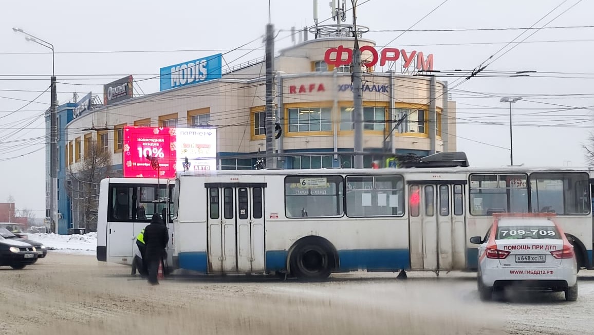 На улице К. Маркса столкнулись троллейбус и маршрутка