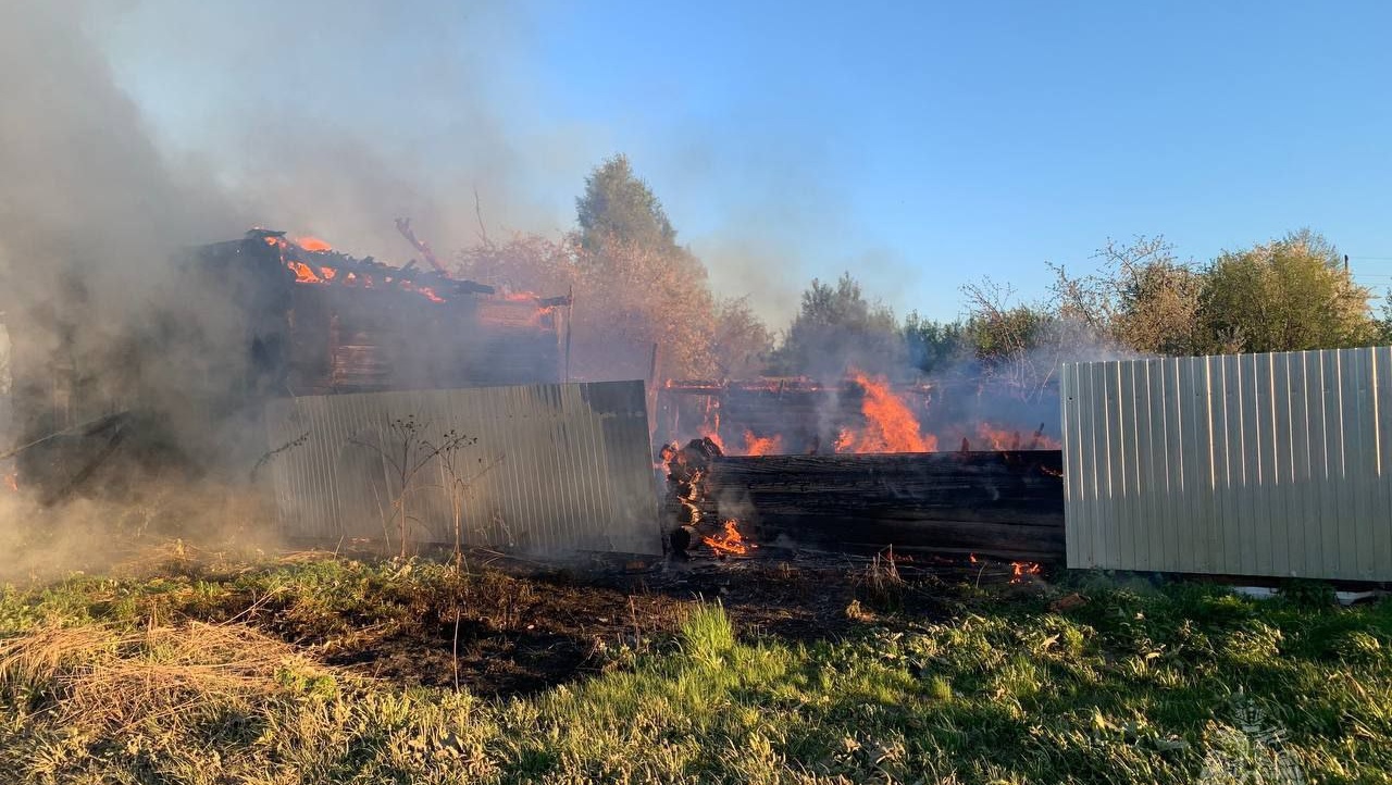 В деревне Федоскино в горящем доме оказалась 8-летняя девочка