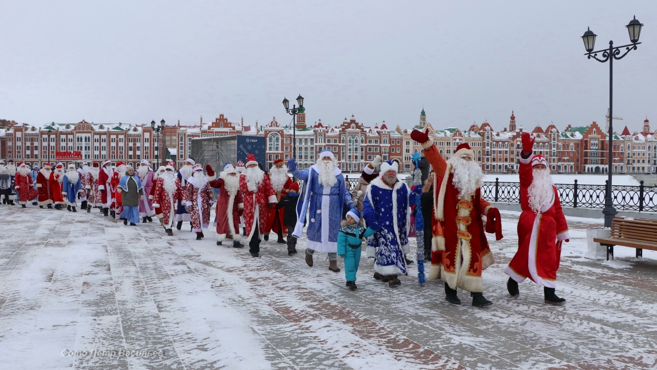 В Йошкар-Оле состоялось первое «Шествие Дедов Морозов»