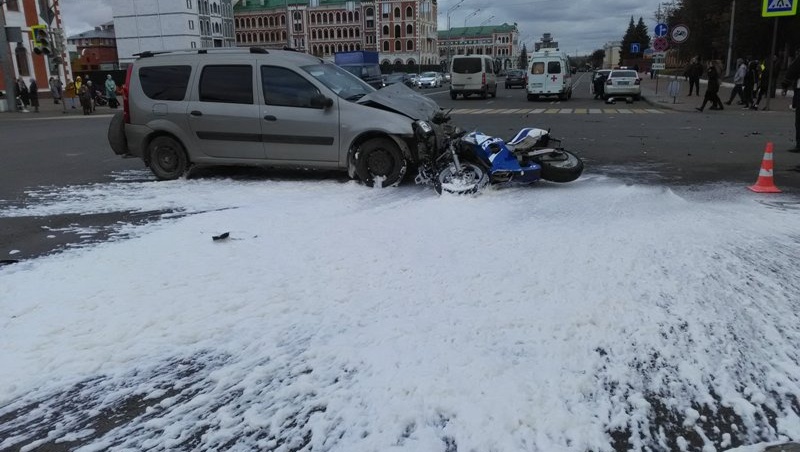В центре Йошкар-Олы Lada Largus врезалась в мотоцикл