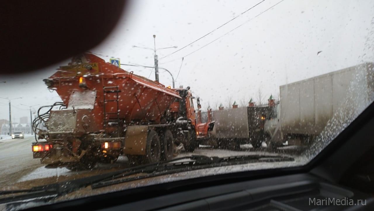 В Йошкар-Оле машина снегоуборочной техники попала в ДТП