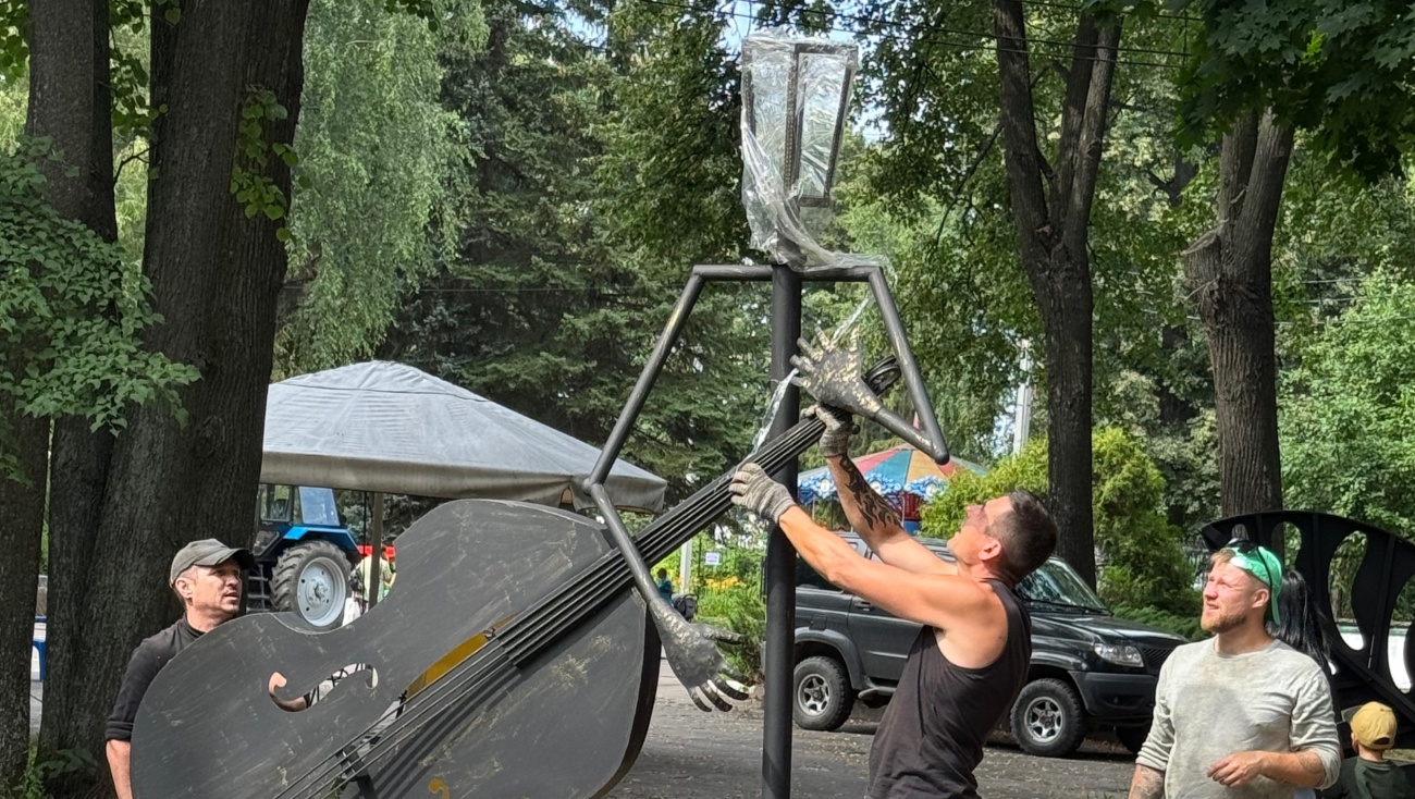 Фонари в Центральном парке Йошкар-Олы «взяли в руки» музыкальные инструменты