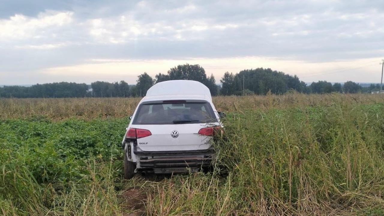 В Горномарийском округе автоледи на иномарке вылетела в поле