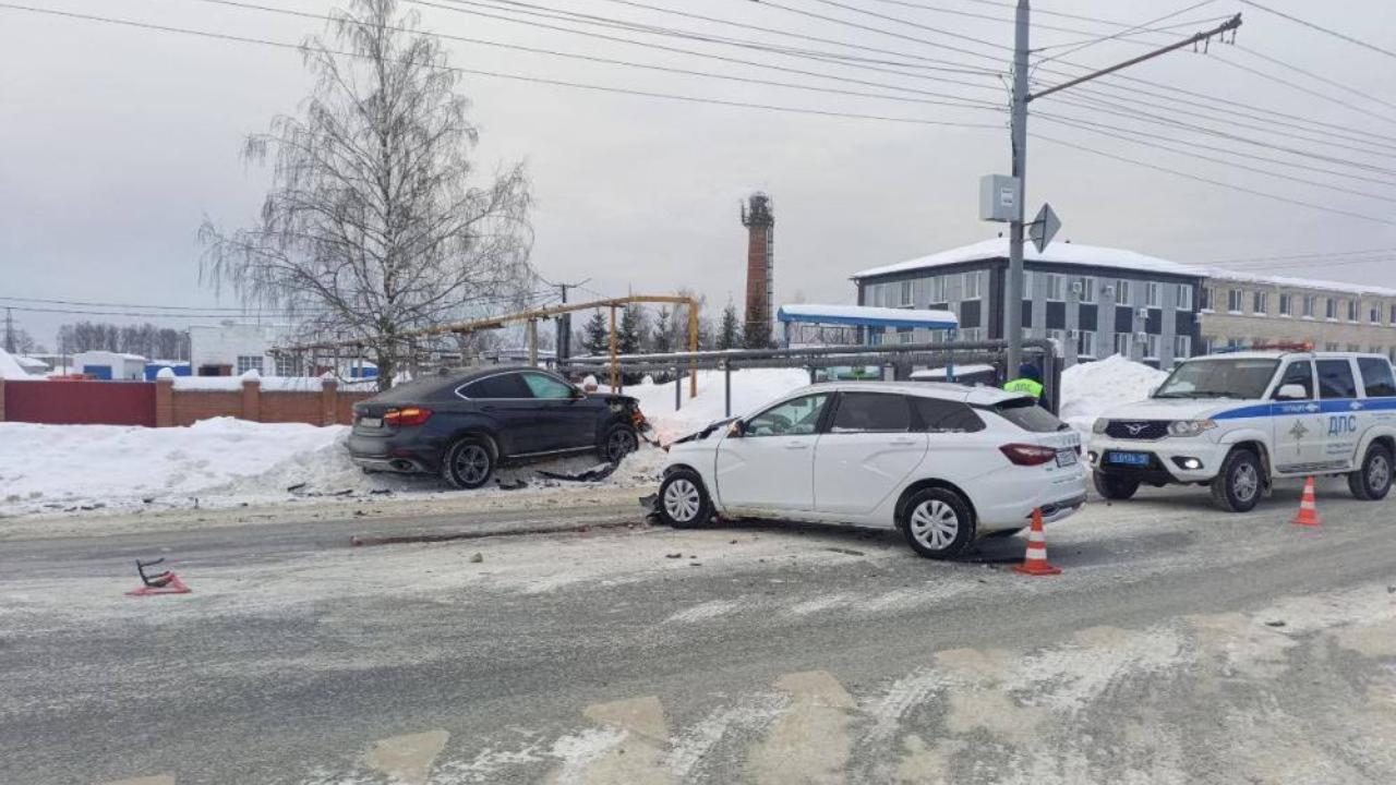 В Медведево на перекрёстке женщина-водитель не пропустила BMW