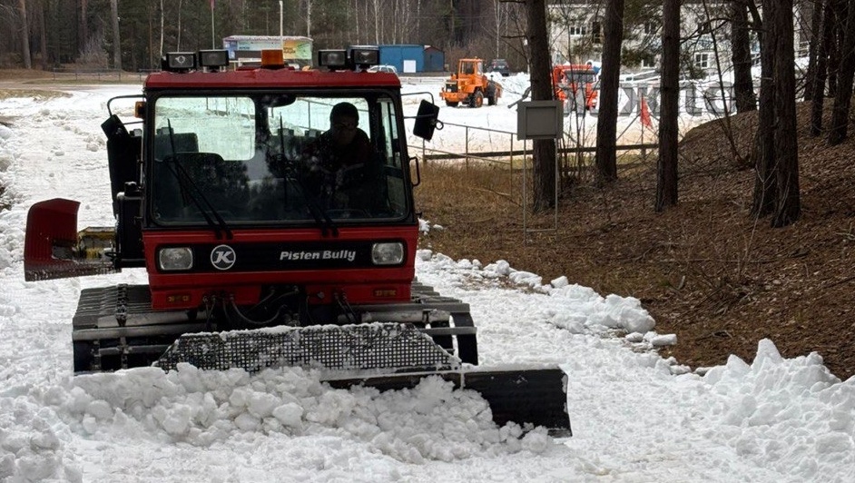На лыжной базе в Волжске сами изготовили снег и уложили его на трассу