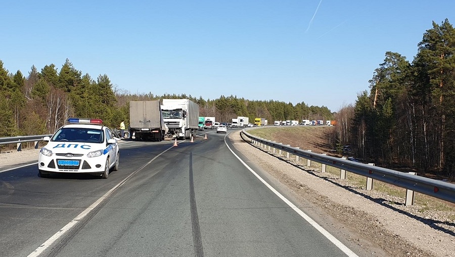 В Марий Эл грузовик протаранил две фуры с прицепами