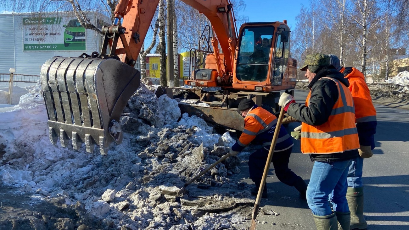 В Йошкар-Оле продолжают очищать колодцы ливневой канализации