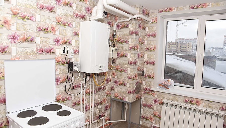 Судебные приставы помогли сироте получить жильё в Советском районе