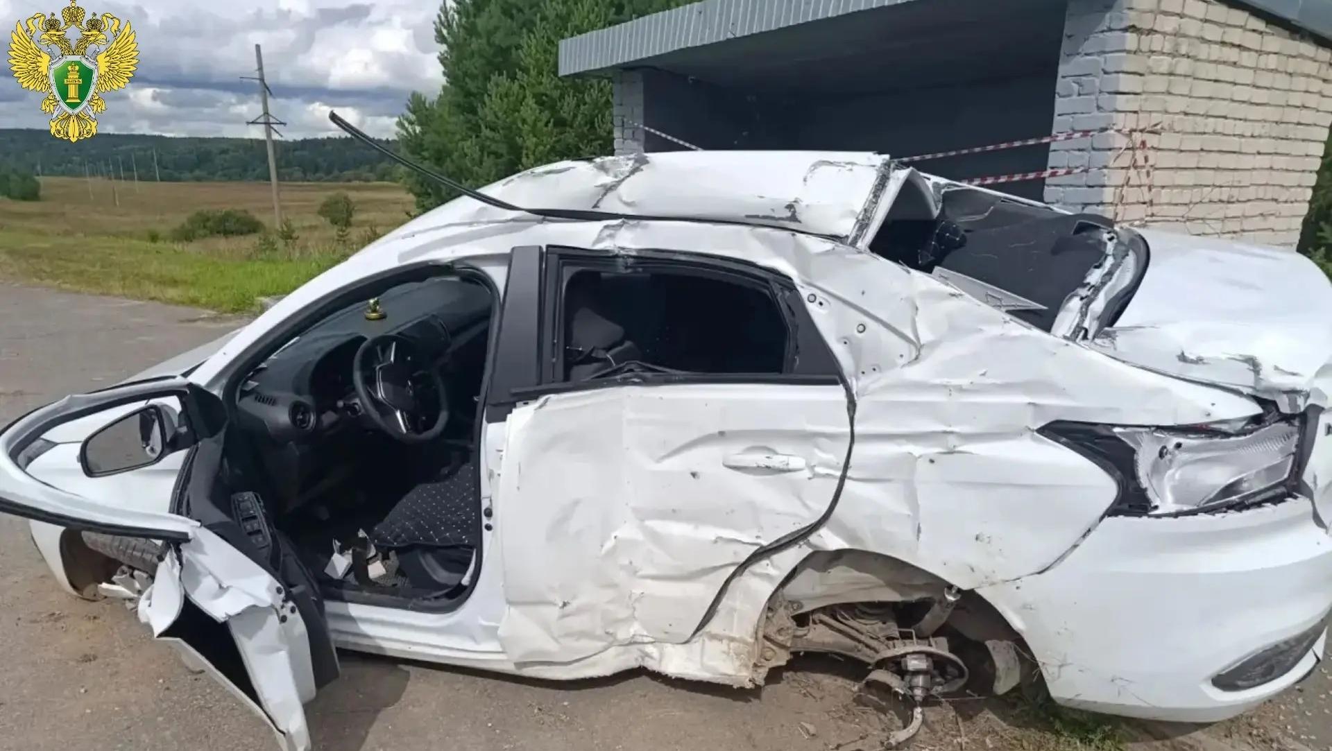 На загородной трассе в Марий Эл девушка-водитель врезалась в остановочный павильон