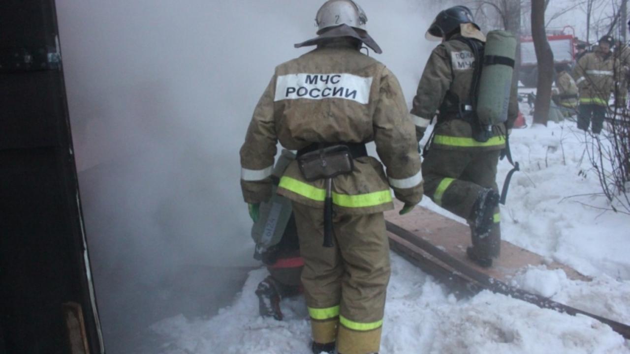 Женщина, надышавшись угарным газом, смогла вынести дочку из горящего дома