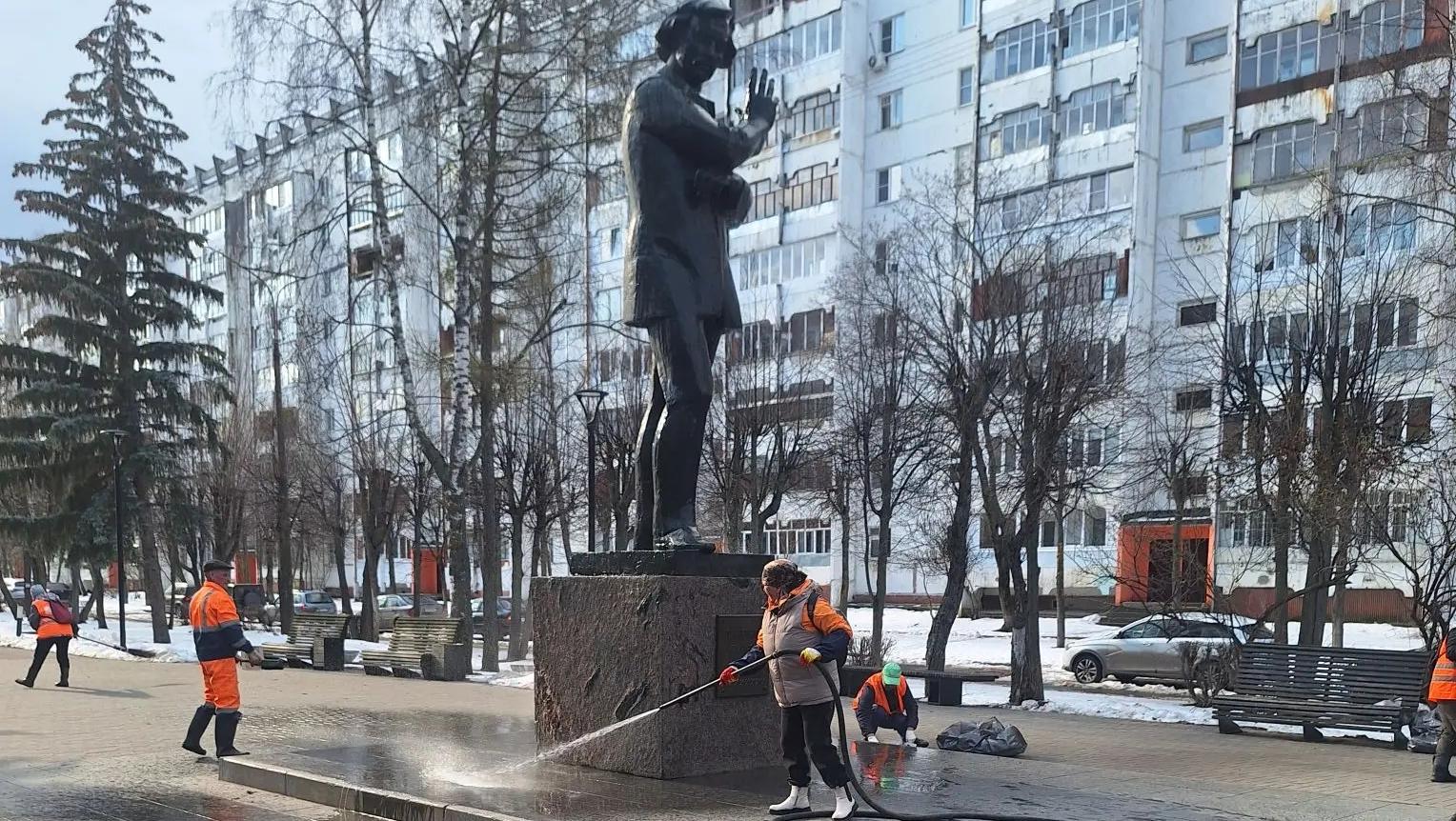 Йошкар-олинским памятникам устроили банный день