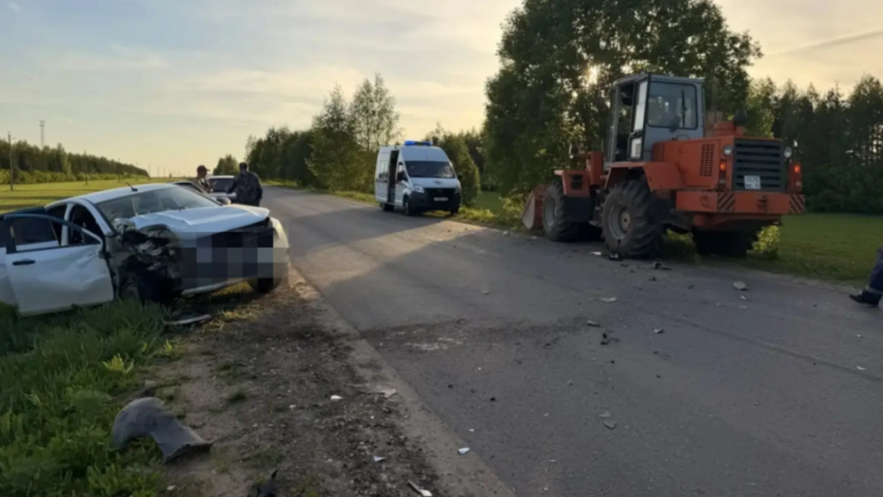 В Марий Эл на загородной дороге 75-летний водитель врезался в припаркованный трактор  