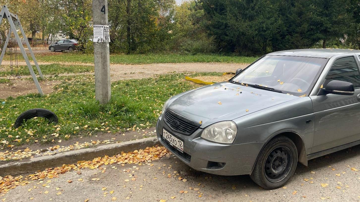 В одном из дворов Йошкар-Олы поцарапали припаркованную «Приору»