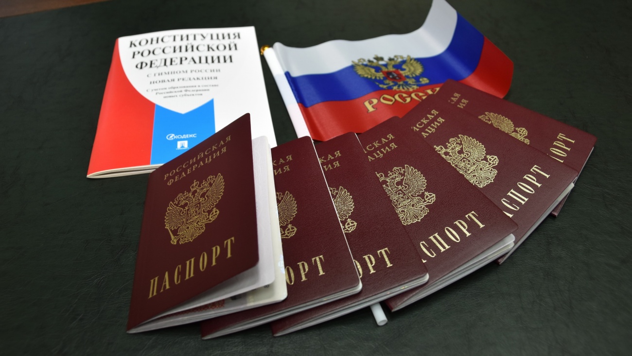 Сергей Беляков вручил школьникам Йошкар-Олы первые паспорта