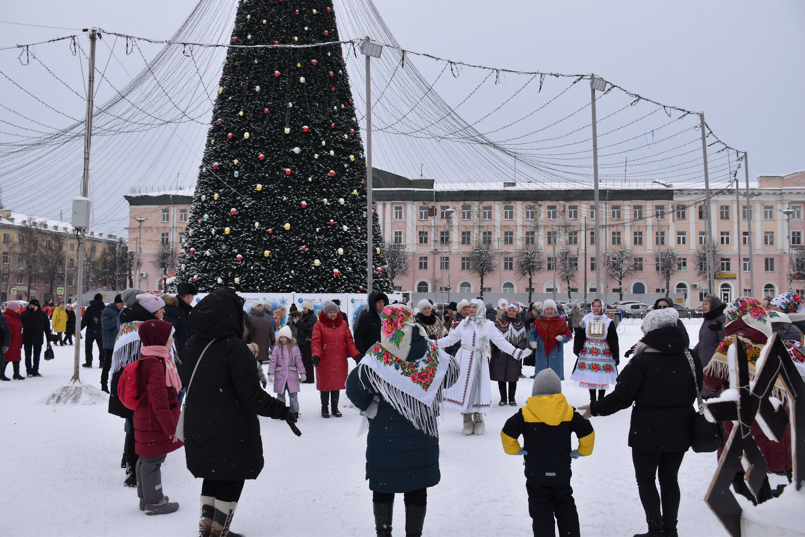 На площади Ленина в Йошкар-Оле развернулись праздничные гуляния