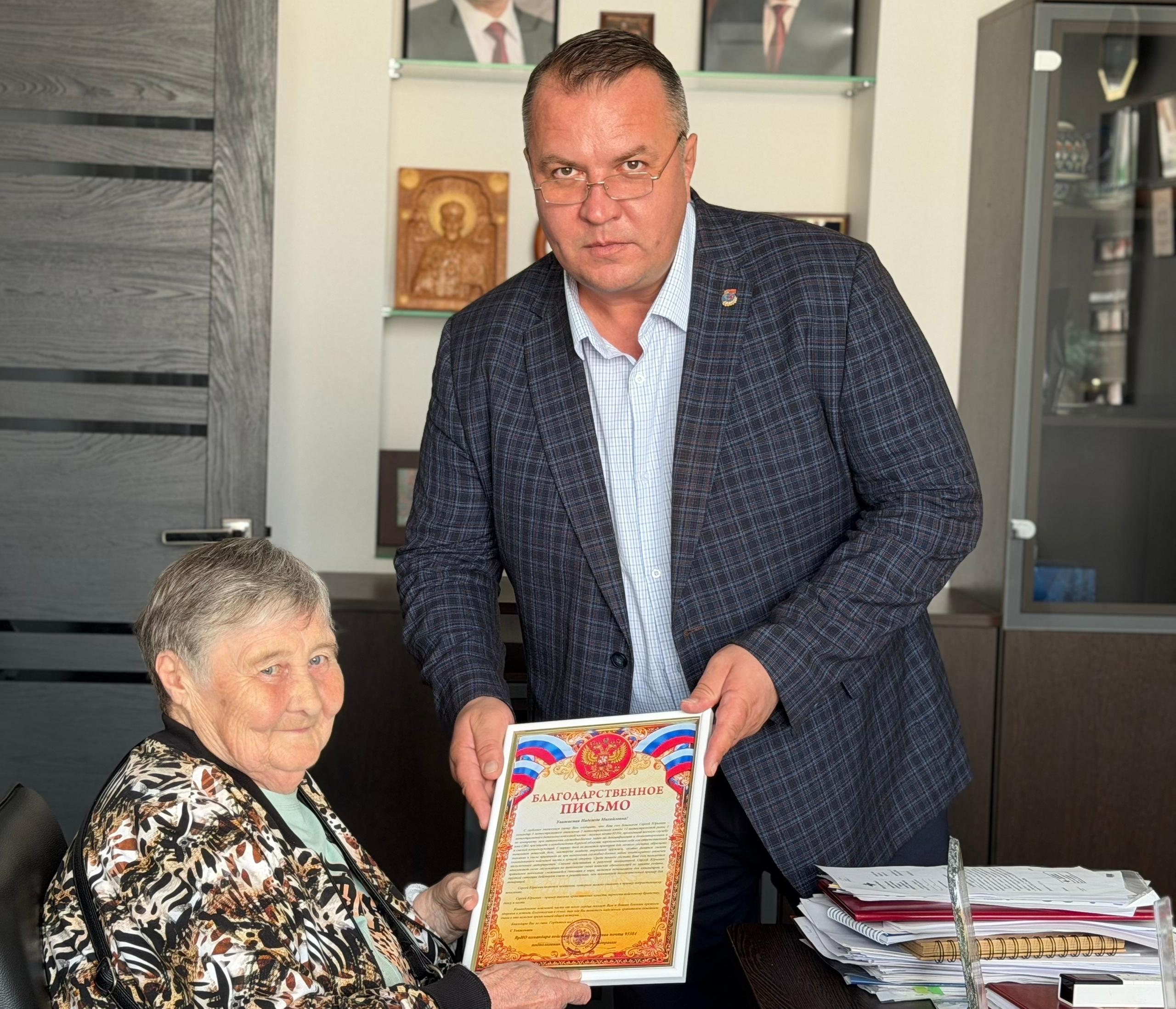 В Йошкар-Оле маме бойца передали благодарственное письмо из войсковой части
