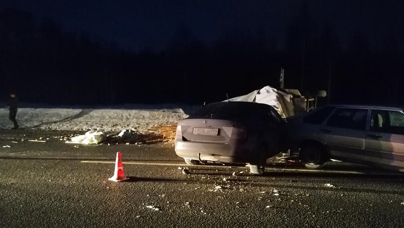 На объездной дороге легковушка с прицепом врезалась в иномарку