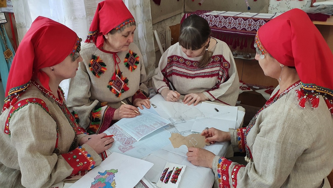 Звениговские мастерицы вышьют карту и герб Марий Эл