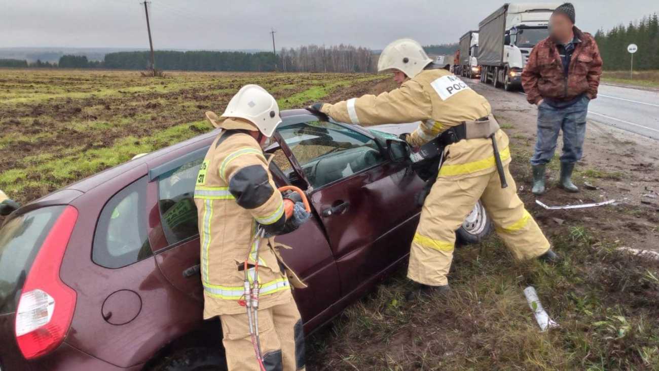 Спасатели Марий Эл деблокировали водителя из повреждённого в ДТП автомобиля