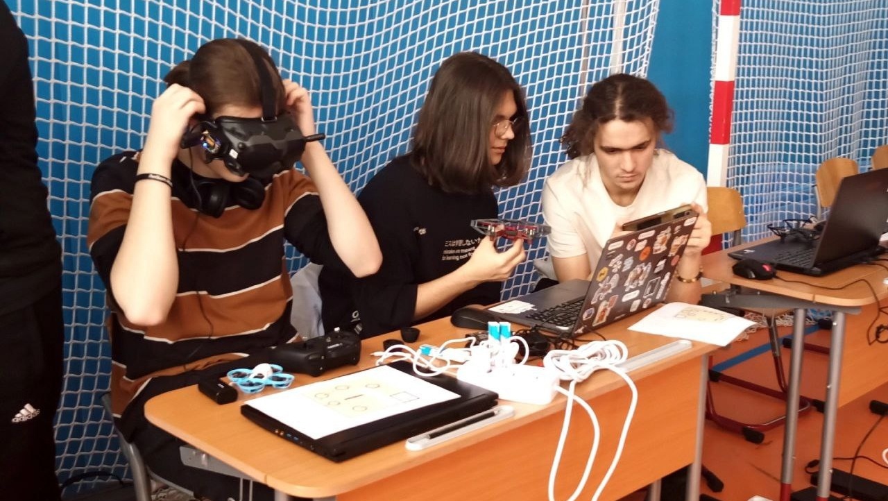 В Йошкар-Оле школьники состязались в управлении квадрокоптерами