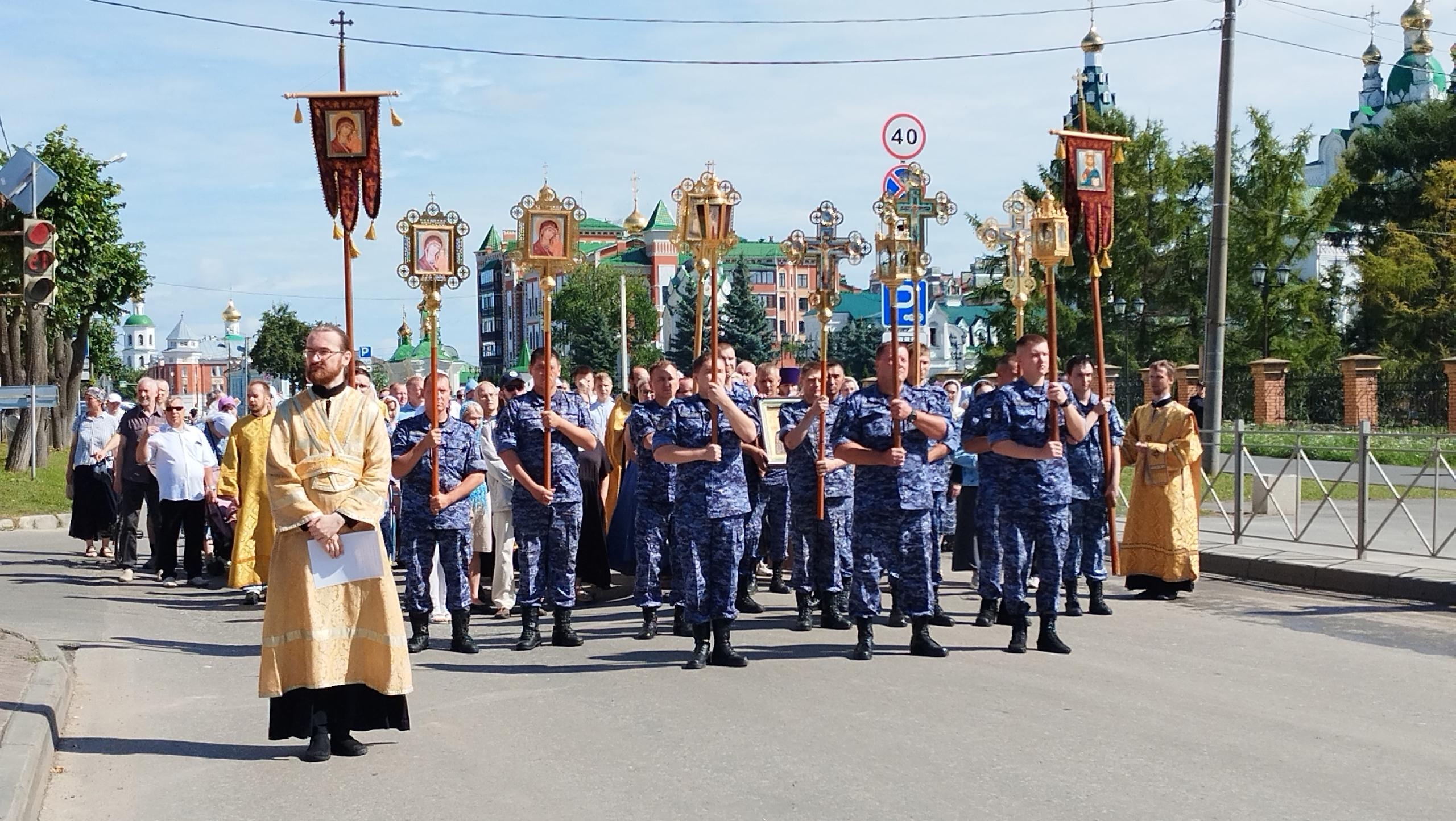 В День Крещения Руси православные верующие прошли крестным ходом по улицам Йошкар-Олы