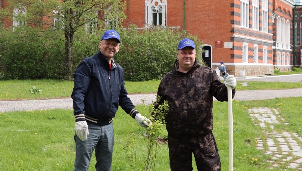 Известный в России исследователь русского костюма посадил в замке Шереметева дерево