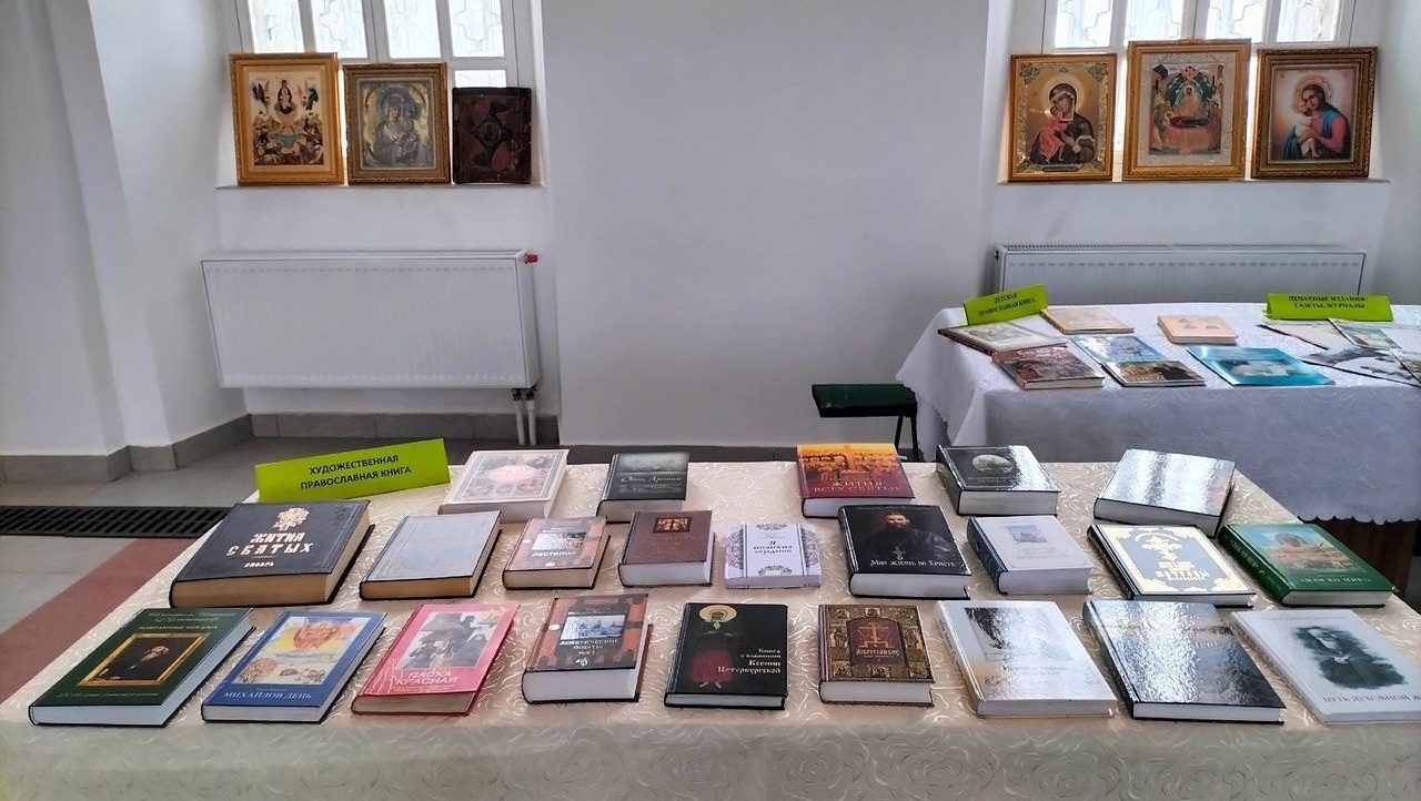 В Петропавловском храме в Советском районе подготовили выставку православных книг