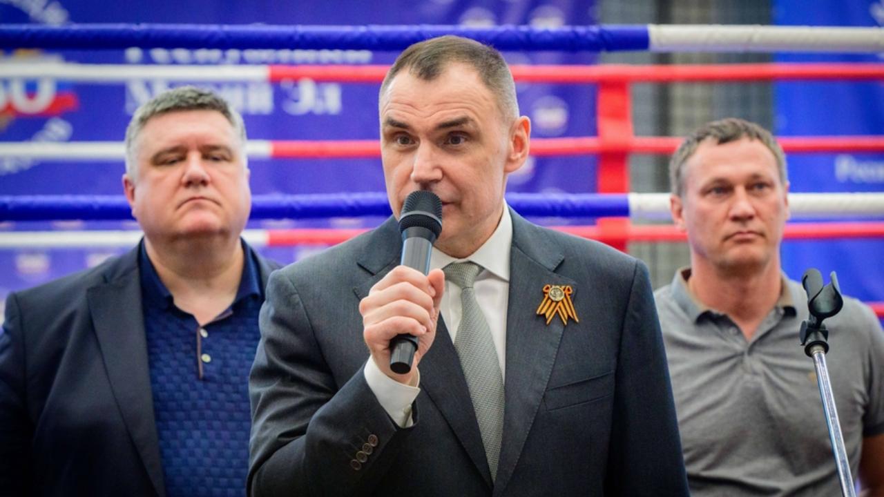 Глава Марий Эл и олимпийский чемпион открыли турнир по боксу памяти погибших воинов