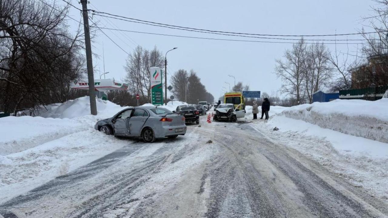 В Йошкар-Оле 20-летний водитель Mitsubishi врезался в «Ладу Гранта»  
