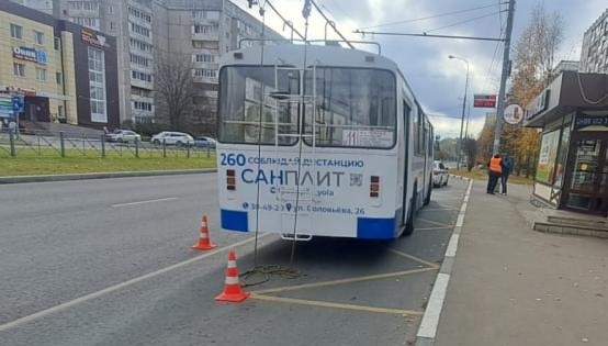 В Йошкар-Оле в салоне троллейбуса упала пожилая женщина