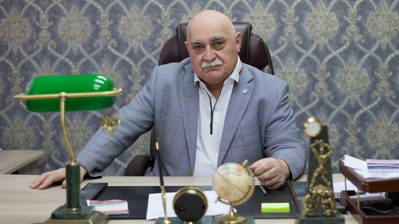 Директор ДК им. Ленина отмечает 71-й день рождения 