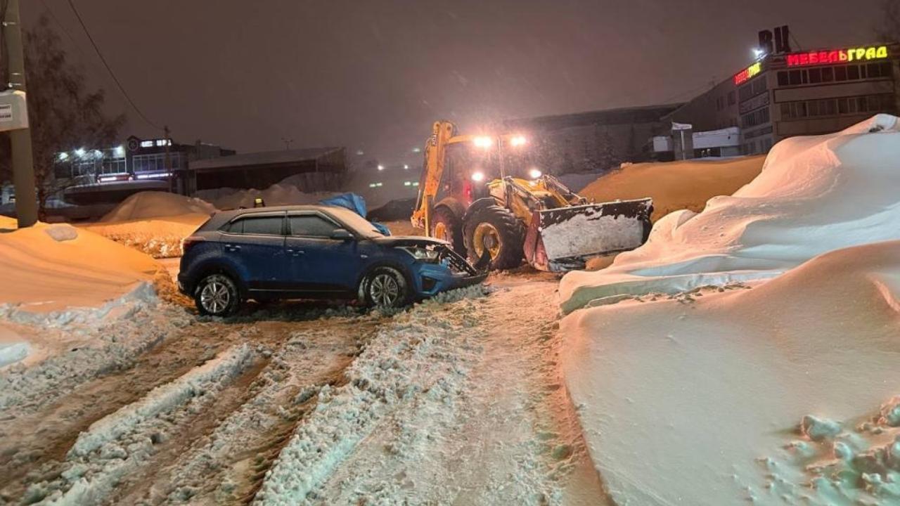 В Йошкар-Оле снегопогрузчик протаранил иномарку