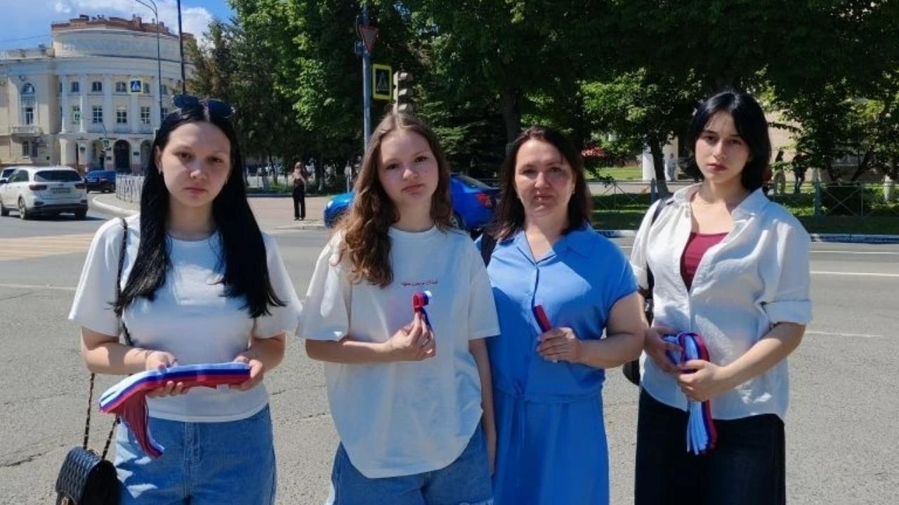 В Йошкар-Оле в преддверии Дня России проходит акция «Российский триколор»