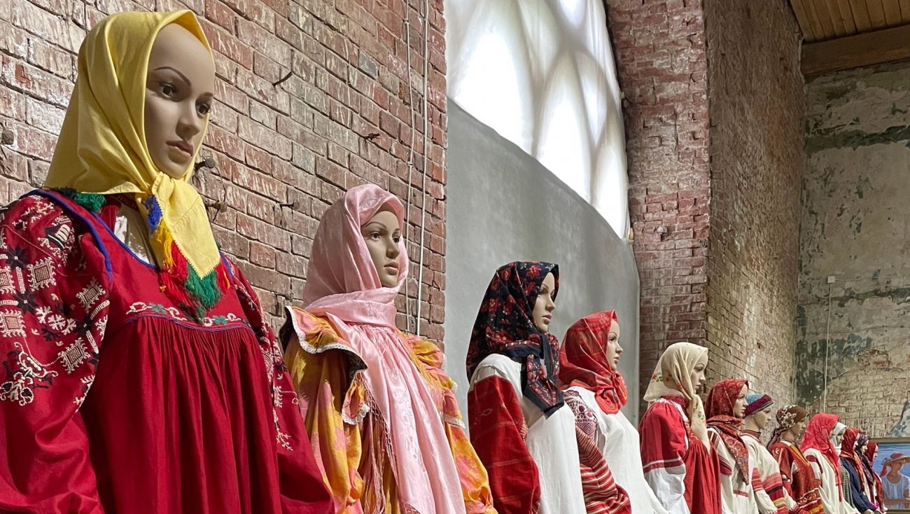 В замке Шереметева работает выставка старинного женского костюма