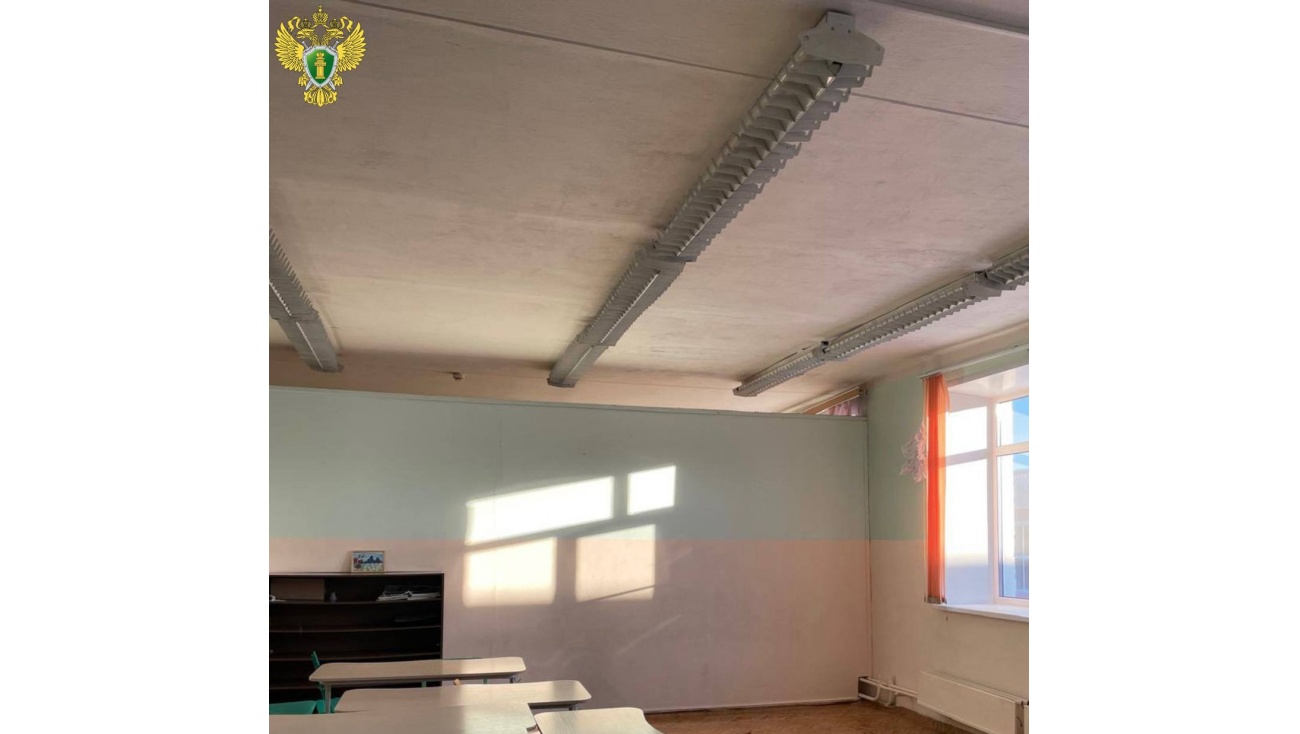 В Медведевской средней общеобразовательной школе № 2 залатали крышу