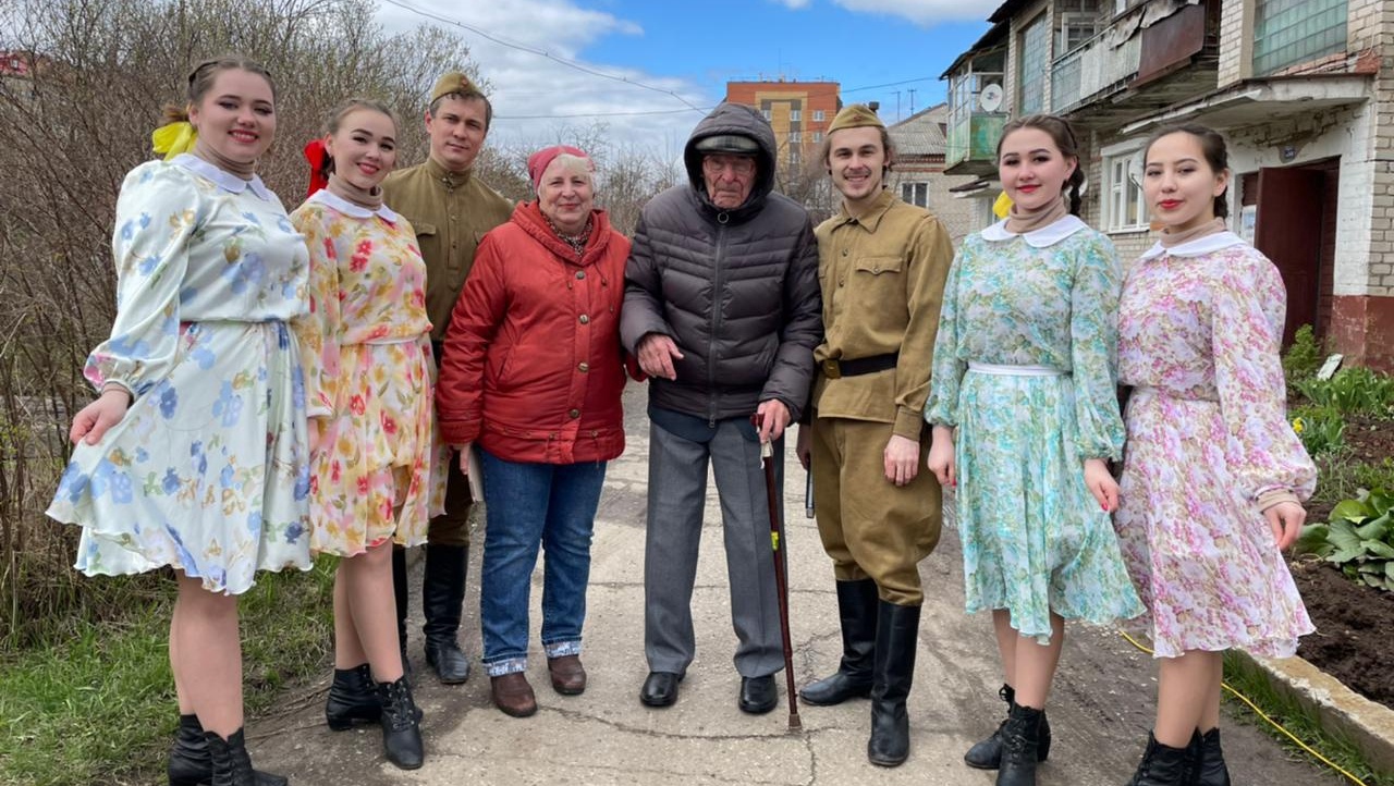 Во дворах Йошкар-Олы звучат военные песни