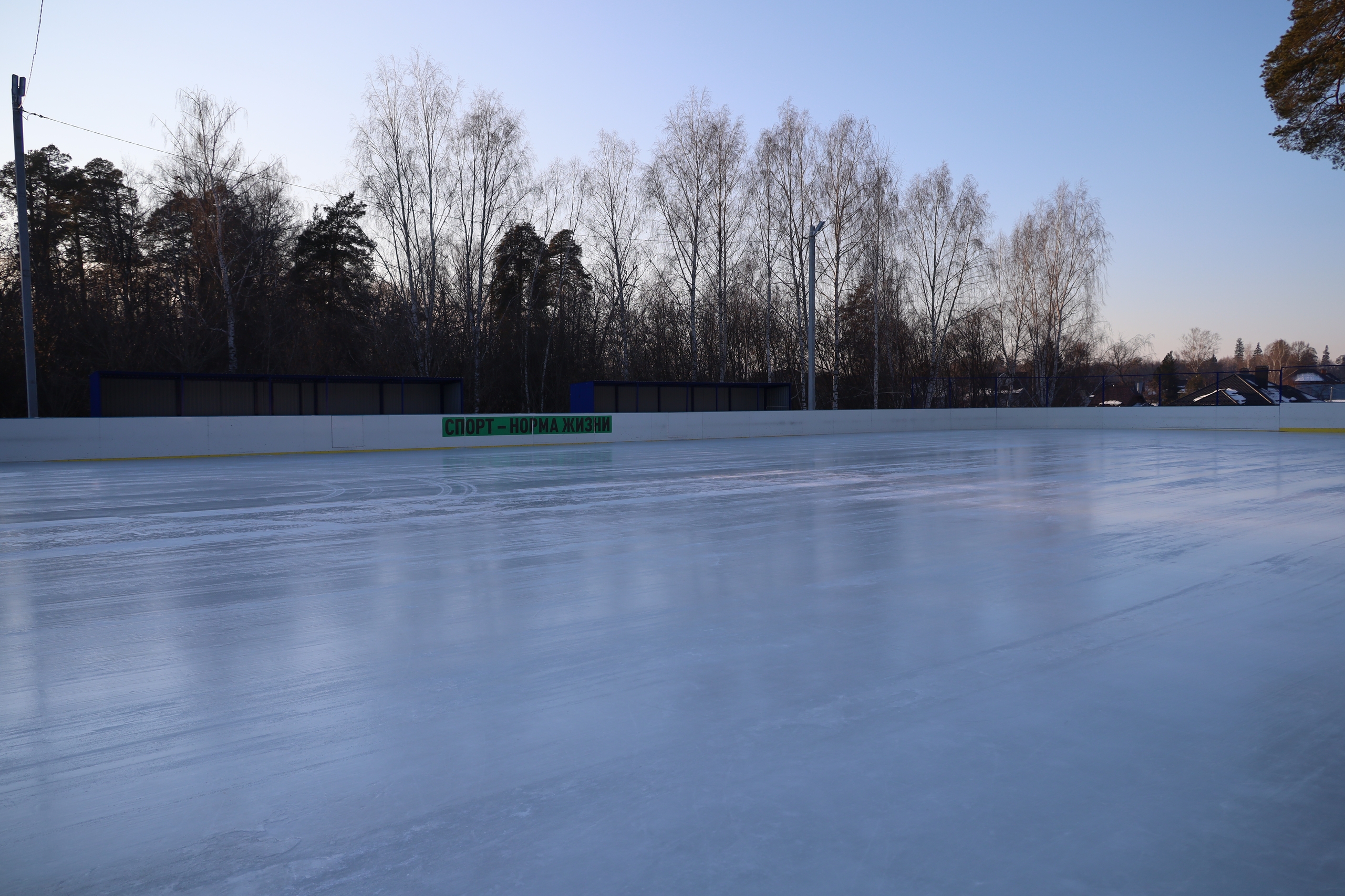 Качество льда на катке в Волжске поддерживает ледозаливочная машина