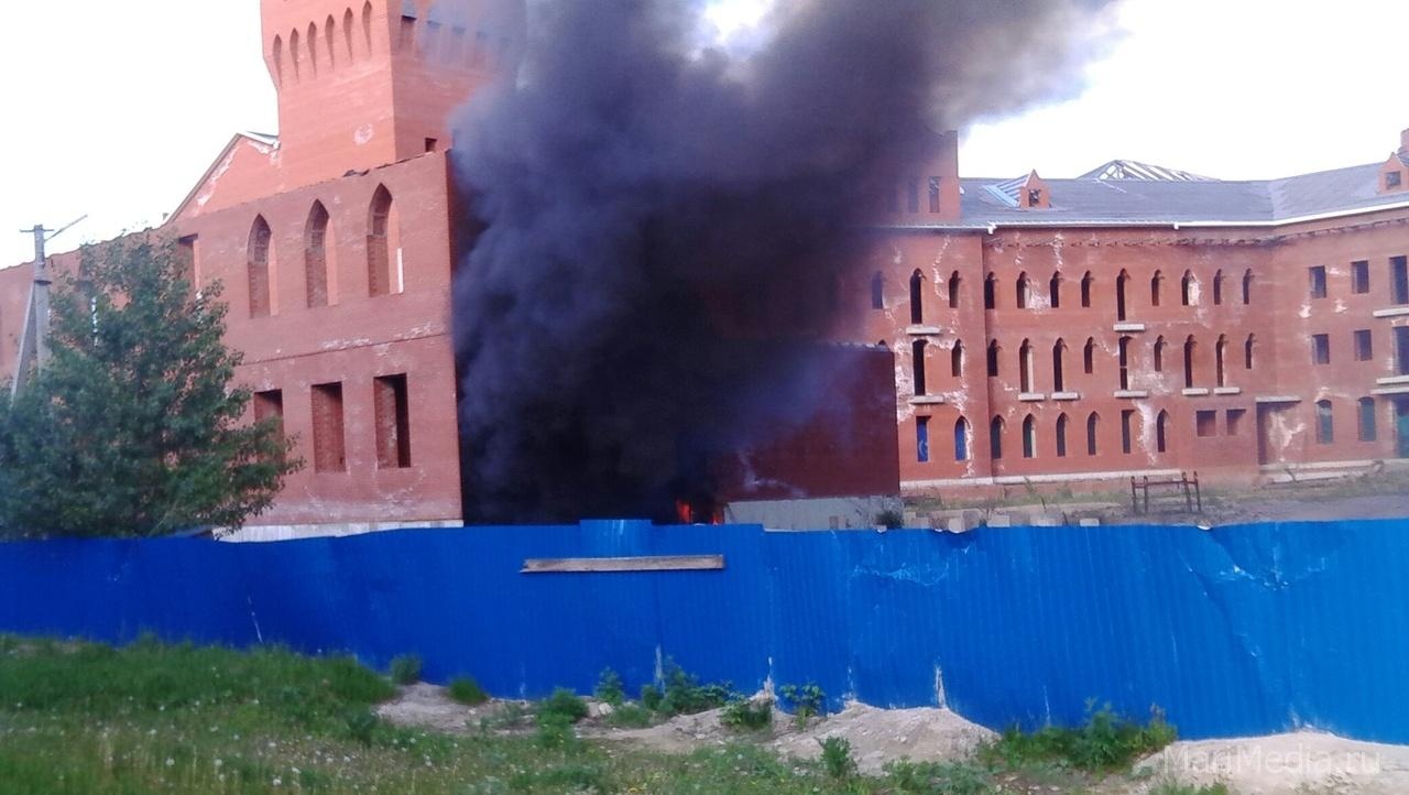 Дым над Кокшагой —  в Йошкар-Оле горит долгострой за театром им. Константинова