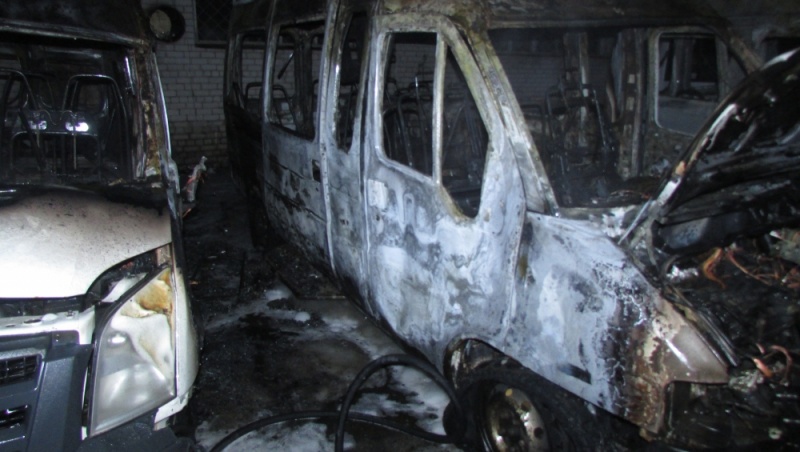 В Йошкар-Оле на стоянке сгорел микроавтобус, ещё три машины повреждены