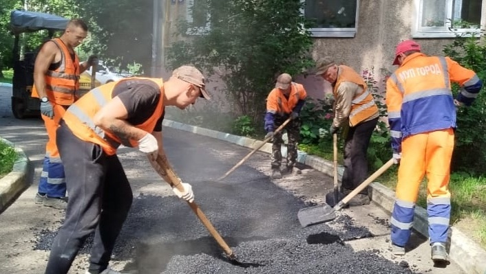 В Йошкар-Оле латают двор на улице Карла Маркса