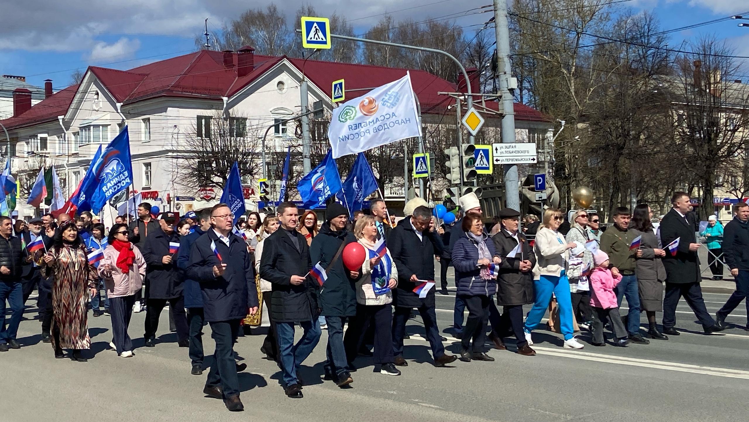 В первомайской демонстрации в Йошкар-Оле прошли около 12 тысяч человек