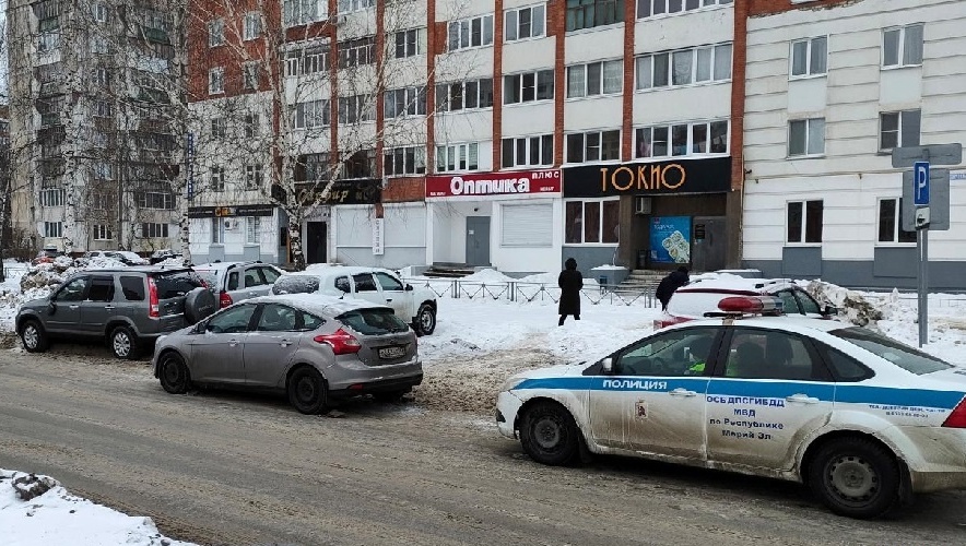 В Йошкар-Оле водитель иномарки, уходя от столкновения, сбил человека