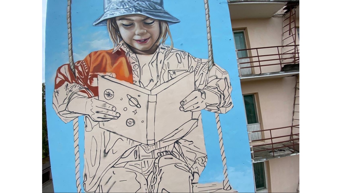 Фасад общежития МарГУ украсит девочка с книгой