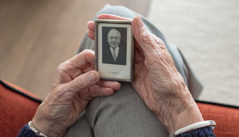 Даже после смерти российские мужчины продолжают содержать женщин