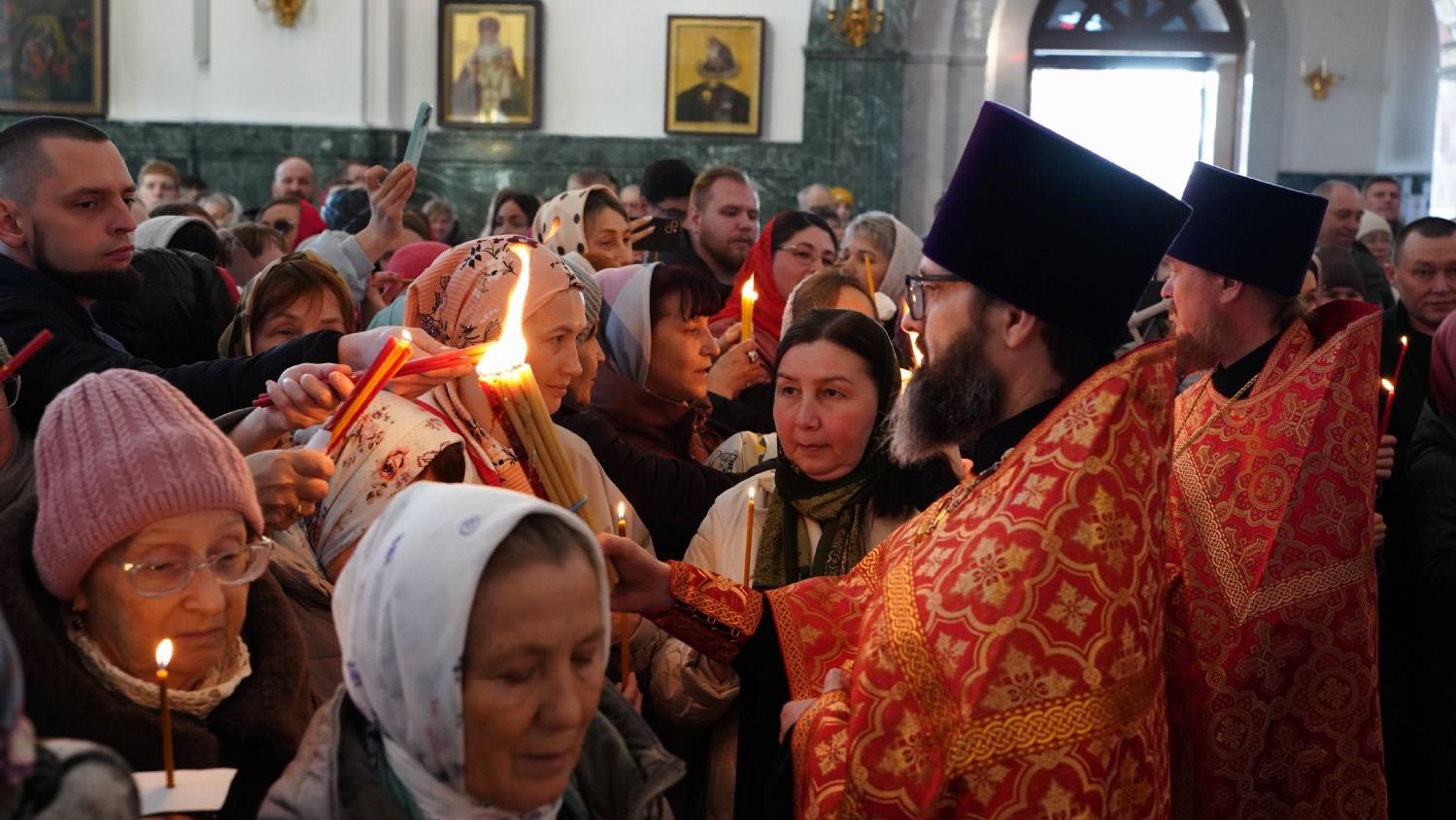 В Марий Эл священники раздали прихожанам Благодатный огонь