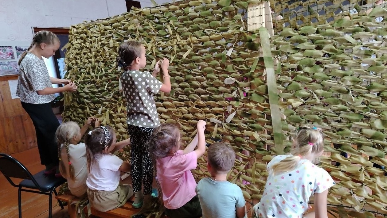 В Мари-Турекском районе в плетении маскировочных сетей помогают дети